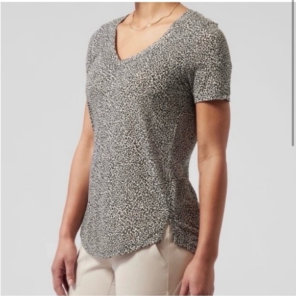 Athleta Breezy Scoop V Neck Short Sleeve T Shirt in Leopard Women's Large - Picture 1 of 9